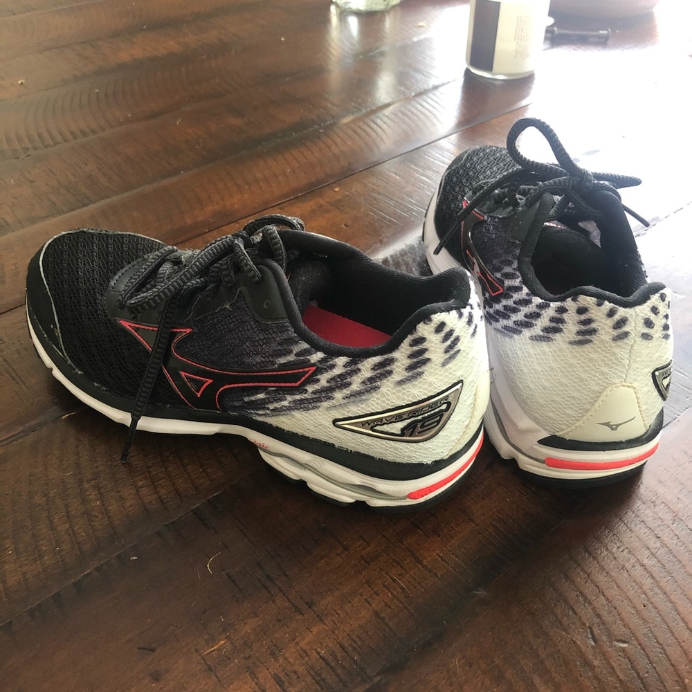 Mizuno Wave Rider 19 Women’s Running Shoes